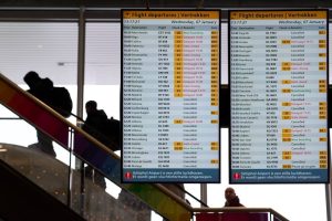 Сняг и минусови температури: Кога се отменят полети?