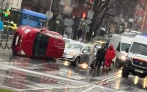 Инцидент в Благоевград: Кола се обърна на бул. „Джеймс Баучер“ след сблъсък с друга кола