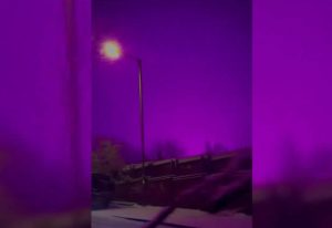 Призрачно розово небе над Бирмингам: Разгадана е мистерията с LED осветлението на стадион