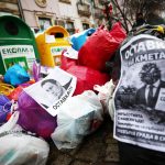 Протест срещу боклука в София: Граждани изхвърлиха отпадъци пред Столична община