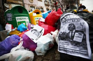 Протест срещу боклука в София: Граждани изхвърлиха отпадъци пред Столична община