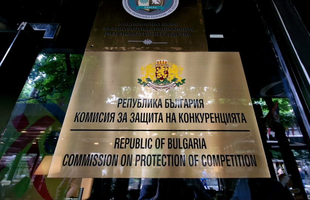 КЗК нахлу във фирми за болнична храна, разследва картел