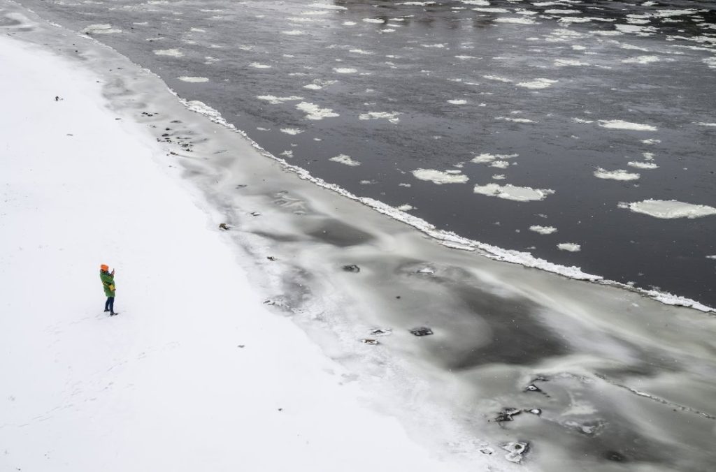 Ледени блокове блокират корабоплаването по река Елба край Хамбург