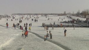 Езерото Нойзидлер Зее: Ледена пързалка привлича стотици в Австрия