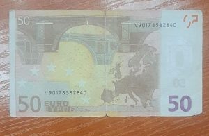 Мъж от Шумен пазарува с фалшиви евро банкноти, задържан е