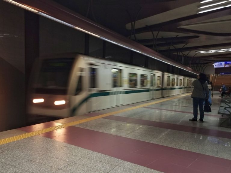 Мъж скочи на релсите на метрото в София заради семейни проблеми
