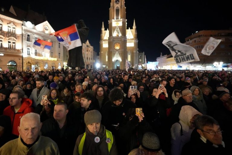 Нови Сад отново гори: Хиляди на протест с искане за реформи и предсрочни избори