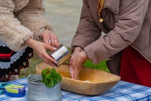 Царево почете Бабинден с възстановка на традиционния ритуал