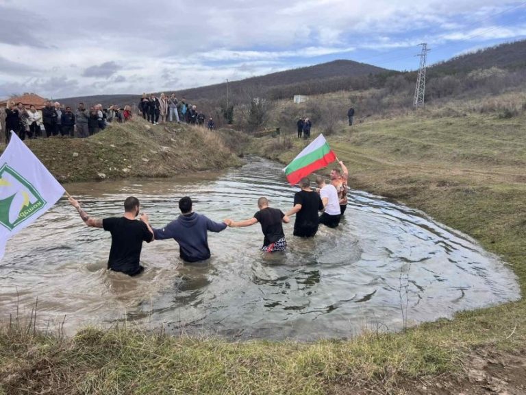 Кошарица спази вековна традиция: Къпане на зетьове за Ивановден Кошарица спази вековна традиция: Къпане на зетьове за Ивановден