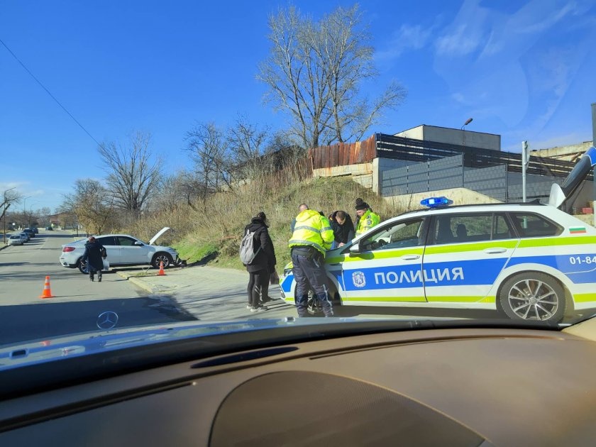 Автомобил с летни гуми помете пешеходка в Благоевград