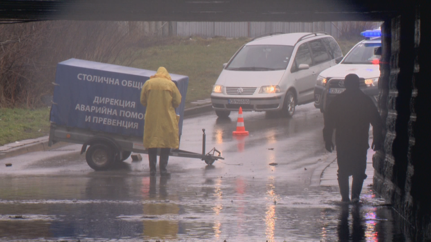 София под вода: Реки преливат, улици се превръщат в езера след проливни дъждове