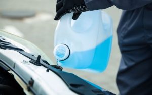 Опасност на пътя: Токсичен метанол открит в течностите за чистачки в търговската мрежа