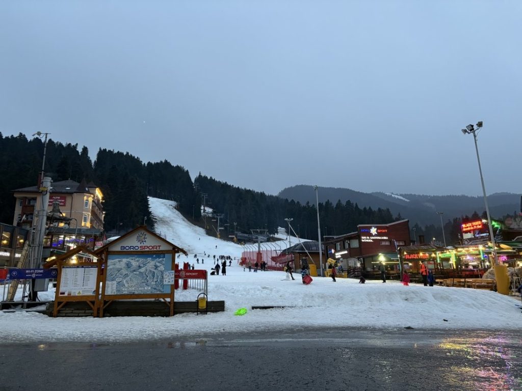 Нощно ски каране стартира в Боровец, курортът празнува 130 години