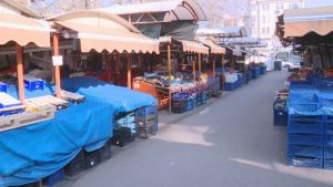 В мразовитите дни: Как оцеляват работещите на открито и бездомните във Варна