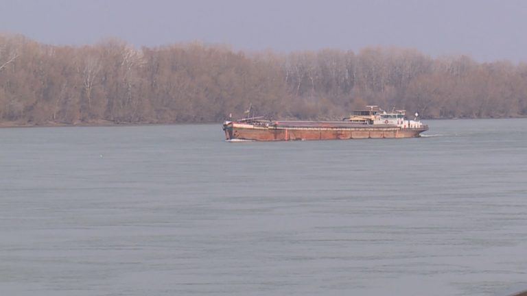 Водите на Дунав чисти след потъването на шлеп с калиев хлорид край Гюргево Водите на Дунав чисти след потъването на шлеп с калиев хлорид край Гюргево