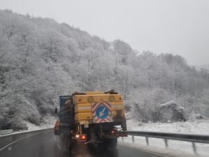 Обилен снеговалеж затвори прохода Предела за тежкотоварни автомобили, ситуацията е усложнена и в други райони