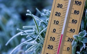 Облачно, ветровито и студено: Дъжд, сняг и опасност от поледици в петък