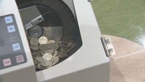 Тони монети за обмяна: Българите се разделят с левовете преди еврото