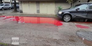 Мистериозна червена вода по улиците на Пловдив вдигна властите на крак