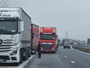 15-километрова колона от ТИР-ове продължава да блокира „Капитан Андреево“