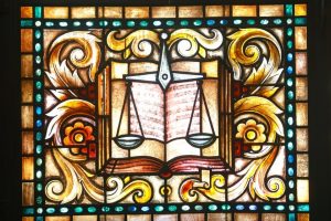 Осъдиха домашна помощница за кражба от възрастна жена във Варна