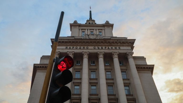 Опозицията остро критикува България след подписването на Хартата на Съвета за мир Опозицията остро критикува България след подписването на Хартата на Съвета за мир