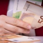 Минимална заплата от 620,20 евро от 1 януари 2026 г.: За какво ще стигне на най-нископлатените?