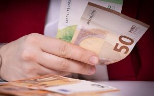 Минимална заплата от 620,20 евро от 1 януари 2026 г.: За какво ще стигне на най-нископлатените?