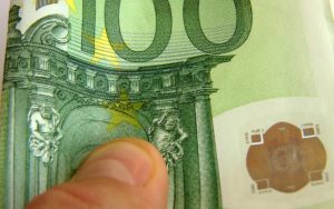 Мъж плати сметка за вода с фалшиви 100 евро в Монтана, разследването разкри още пет банкноти