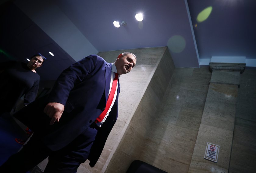 Пеевски иска незабавна оставка на Терзиев заради кризата с боклука в София