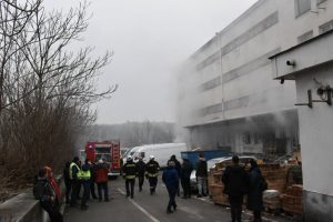 Пожар избухна в склад за перилни препарати и дезодоранти в Хасково