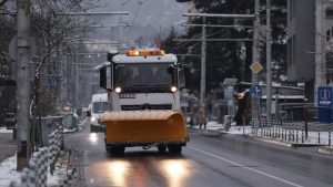 Снегопочистването в София продължава, въпреки студеното време
