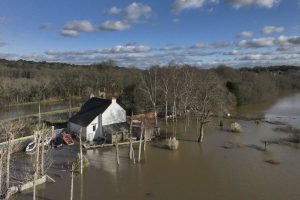Проливни дъждове предизвикаха наводнения и хаос в Южна Франция