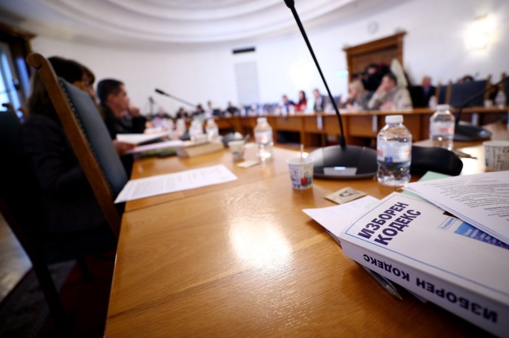 Правната комисия продължава извънредните заседания за Изборния кодекс, премахна машинния вот