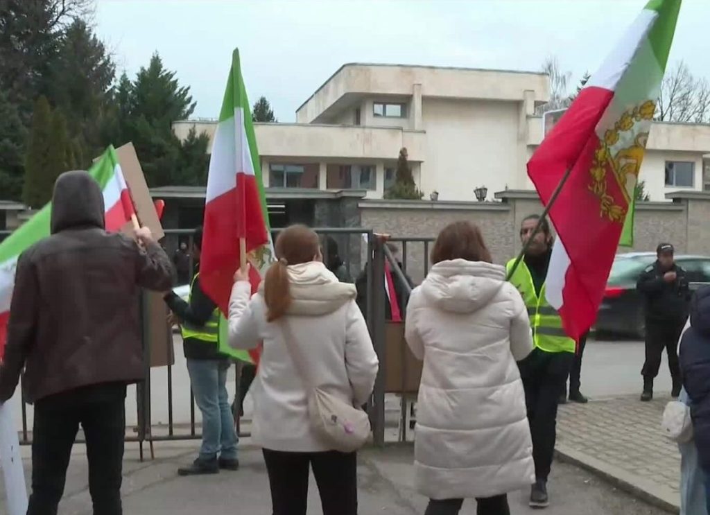 Протест пред иранското посолство в София изисква смяна на режима