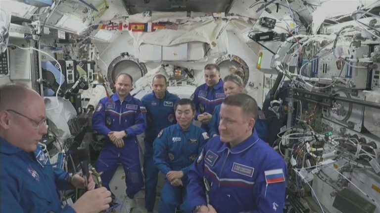 Смяна на командването на МКС: Здравословен проблем връща екипаж по-рано Смяна на командването на МКС: Здравословен проблем връща екипаж по-рано