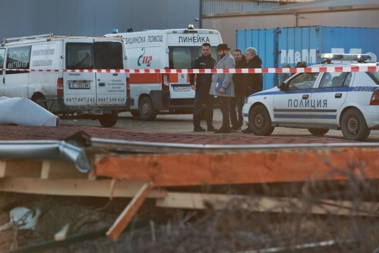 Прокуратурата разследва смъртта на работник след срутено хале в София Прокуратурата разследва смъртта на работник след срутено хале в София