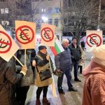 Бургас излезе на протест: Защита на лева и искане за честни избори