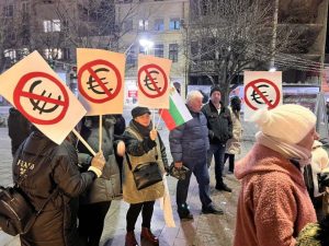 Бургас излезе на протест: Защита на лева и искане за честни избори