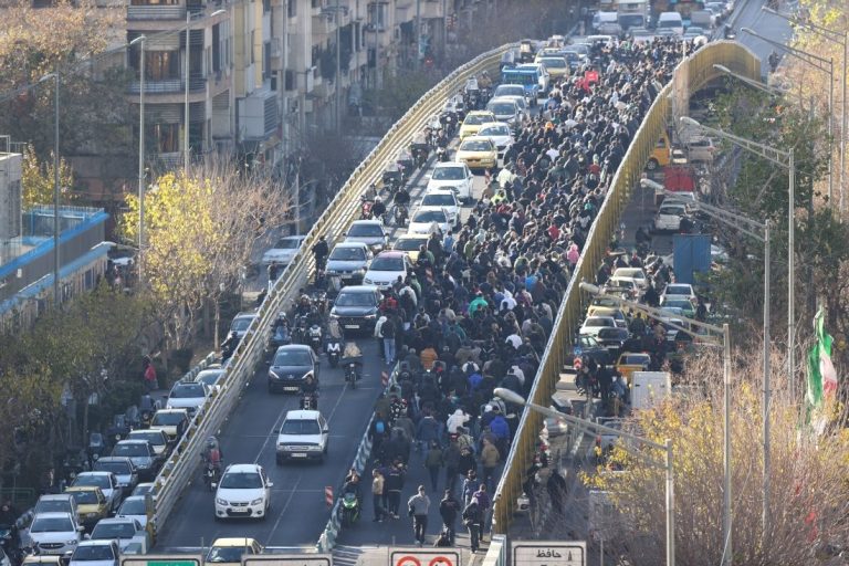 Ескалация на протестите в Иран: Жертви и оставки на фона на икономическа криза