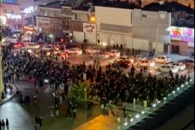 Над 116 жертви и 2600 ранени при протестите в Иран, репресиите се засилват Над 116 жертви и 2600 ранени при протестите в Иран, репресиите се засилват