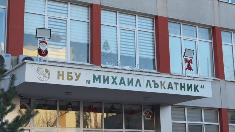Родители протестират срещу агресия на второкласник в Бургас, директорката излиза в отпуск Родители протестират срещу агресия на второкласник в Бургас, директорката излиза в отпуск