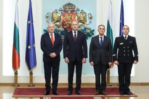 Президентът Румен Радев отличи изявени военноморски офицери (СНИМКИ)