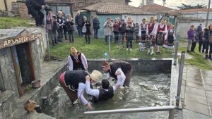 Карловският квартал Сушица спази традицията: "Къпанак" за Ивановден