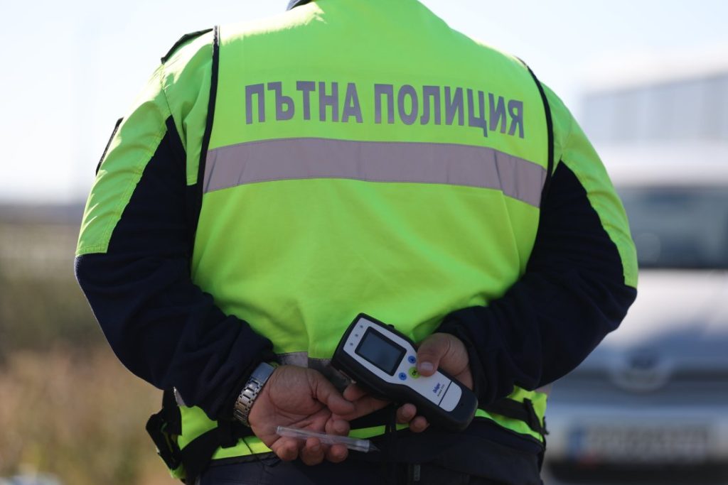 Пиян шофьор с 2,36 промила алкохол се вряза в дърво в Ловешко