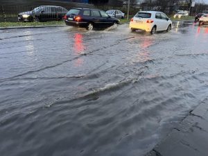 Буря с гръмотевици и проливен дъжд наводни улици в Бургас (СНИМКИ/ВИДЕО)