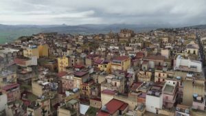 Джорджа Мелони инспектира Сицилия след циклона Хари: Нишеми остава в капана на огромно свлачище