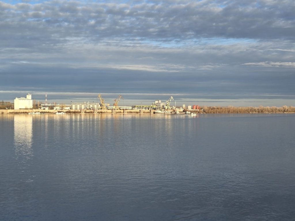 Няма отклонения от нормите на Дунав след потъването на баржа със 1500 тона торове