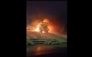 Горящ снегорин блокира Северната тангента, апел от полицията за ограничаване на пътуванията