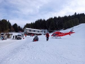 Сноубордистка пострада тежко в Рила, транспортирана е с хеликоптер до София